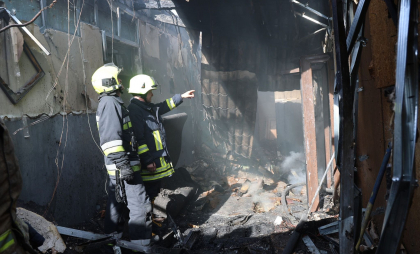 Pompierii continuă să intervină la localul din capitală unde ieri a izbucnit un incendiu. Ce spune IGSU despre cauza preliminară 