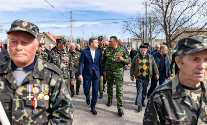 Eroii care au luptat în războiul de pe Nistru, căzuți pe platoul de la Coșnița - comemorați printr-un Marș al Păcii. Prim-ministrul țării - prezent la eveniment - FOTO Eroii care au luptat în războiul de pe Nistru, căzuți pe platoul de la Coșnița - comemorați printr-un Marș al Păcii. Prim-ministrul țării - prezent la eveniment - FOTO