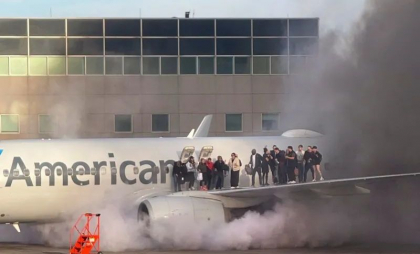 Pasageri evacuaţi pe aripa unui avion American Airlines după ce motorul a luat foc – VIDEO