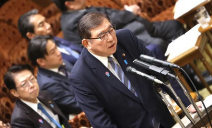 Scaunul prim-ministrului Japoniei se clatină după ce a făcut cadou vouchere de cumpărături unor colegi

