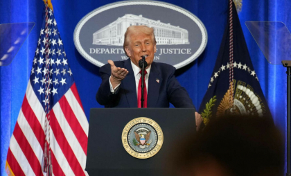 Trump, discurs politic fără precedent. Atacuri la adresa duşmanilor politic şi a presei, laude pentru avocaţii şi aliaţii săi