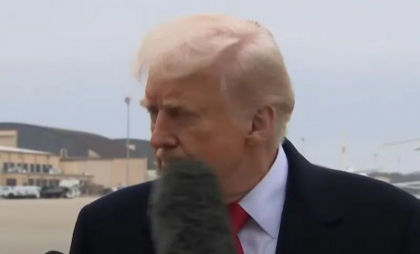 Momentul în care Trump a fost lovit, din greseală, cu un microfon peste față, în timp ce vorbea cu jurnaliștii. Cum a reacționat - VIDEO Momentul în care Trump a fost lovit, din greseală, cu un microfon peste față, în timp ce vorbea cu jurnaliștii. Cum a reacționat - VIDEO