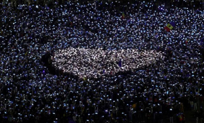 Peste 10.000 de oameni au participat la mitingul „EuRo Manifest” din Piața Victoriei din București, spun organizatorii: „Vrem Europa, nu dictatură!”. Susținători ai lui Călin Georgescu, identificați în zonă - VIDEO Peste 10.000 de oameni au participat la mitingul „EuRo Manifest” din Piața Victoriei din București, spun organizatorii: „Vrem Europa, nu dictatură!”. Susținători ai lui Călin Georgescu, identificați în zonă - VIDEO