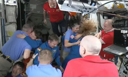 O nouă echipă de astronauţi a ajuns pe Staţia Spaţială Internaţională. Cei doi astronauți blocați de 9 luni pe ISS vor fi aduși acasă - VIDEO O nouă echipă de astronauţi a ajuns pe Staţia Spaţială Internaţională. Cei doi astronauți blocați de 9 luni pe ISS vor fi aduși acasă - VIDEO