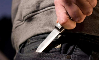 Un bărbat - transportat de urgență la spital, după ce a fost înjunghiat pe o stradă din capitală. Făptașul - reținut pentru 72 de ore. Detaliile poliției Un bărbat - transportat de urgență la spital, după ce a fost înjunghiat pe o stradă din capitală. Făptașul - reținut pentru 72 de ore. Detaliile poliției