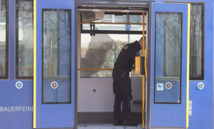 O femeie a fost incendiată într-un tramvai, în Germania. Șoferul tramvaiului s-a oprit şi a salvat-o. Atacatorul ar fi chiar soţul acesteia - FOTO