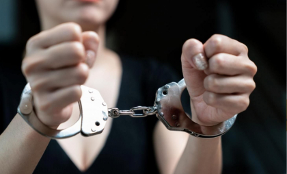 Angajata unei bănci - condamnată la închisoare pentru că a furat milioane de lei din trezoreria băncii. Câți ani va sta după gratii