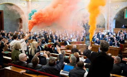 Fumigene în Parlamentul Ungariei, după ce paradele LGBTQ+ au fost interzise - VIDEO
