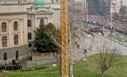 Opoziția sârbă a publicat imagini cu o mașină a poliției care avea amplasat un presupus „tun sonic” pe capotă, în timpul protestelor - FOTO Opoziția sârbă a publicat imagini cu o mașină a poliției care avea amplasat un presupus „tun sonic” pe capotă, în timpul protestelor - FOTO