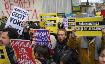 Zeci de arestări în Turcia pentru mesaje postate pe social media, după reținerea rivalului lui Erdogan. 261 de conturi sunt investigate
