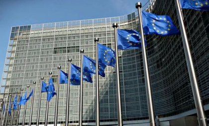 UE amână impunerea taxelor vamale asupra produselor americane