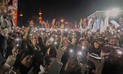 Zeci de oameni ridicați de poliție în Turcia pentru postări pe rețele sociale, mii de persoane în stradă după reținerea lui Ekrem Imamoglu, rivalul lui Erdogan Zeci de oameni ridicați de poliție în Turcia pentru postări pe rețele sociale, mii de persoane în stradă după reținerea lui Ekrem Imamoglu, rivalul lui Erdogan