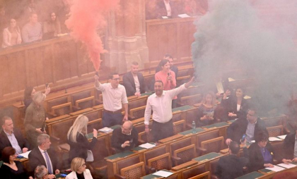 Șase deputați maghiari au fost amendați și suspendați după ce au lansat bombe fumigene în Parlamentul de la Budapesta
Șase deputați maghiari au fost amendați și suspendați după ce au lansat bombe fumigene în Parlamentul de la Budapesta