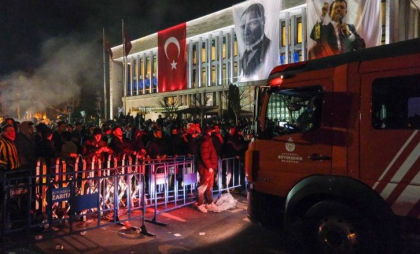 „Noaptea democrației” în Turcia: Sute de mii de oameni protestează împotriva regimului Erdogan. Violențe la Istanbul și Izmir „Noaptea democrației” în Turcia: Sute de mii de oameni protestează împotriva regimului Erdogan. Violențe la Istanbul și Izmir