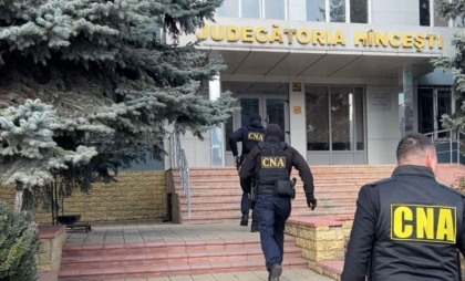 Dosarul judecătorilor corupți de la Hîncești și Curtea de Apel Chișinău: Procurorii cer plasarea în arest a avocatului și judecătorului reținut în urma pechezițiilor 