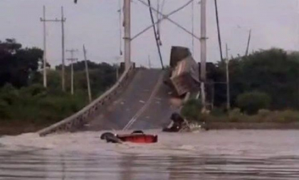 Un pod s-a prăbușit în Ecuador: Cel puţin un mort, cinci răniţi şi doi dispăruţi - VIDEO Un pod s-a prăbușit în Ecuador: Cel puţin un mort, cinci răniţi şi doi dispăruţi - VIDEO
