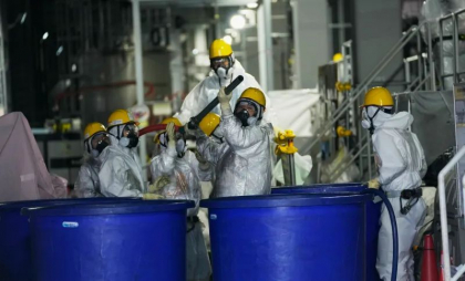 Japonia va folosi roboți speciali să scoată sacii cu nisip folosiți pentru a absorbi radiațiile din interiorul centralei de la Fukushima Japonia va folosi roboți speciali să scoată sacii cu nisip folosiți pentru a absorbi radiațiile din interiorul centralei de la Fukushima