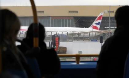 Incendiul care a dus la închiderea aeroportului Heathrow, anchetat de poliţia antiterorism. Când s-a mai confruntat transportul aerian din Europa cu perturbări atât de mari