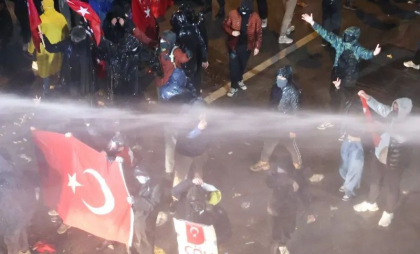 Justiția turcă a decis încarcerarea primarului din Istanbul. Zeci de mii de oameni au ieșit iar în stradă pentru a-l susține pe inamicul nr. 1 al lui Erdogan
Justiția turcă a decis încarcerarea primarului din Istanbul. Zeci de mii de oameni au ieșit iar în stradă pentru a-l susține pe inamicul nr. 1 al lui Erdogan