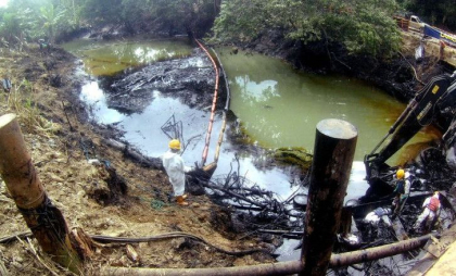 Scurgeri de petrol în regiunea amazoniană din Ecuador au lăsat zeci de mii de oameni fără apă potabilă. Guvernul acuză un „sabotaj”