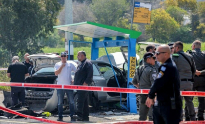 Atac terorist în Israel. Un tânăr arab a intrat cu mașina în oamenii dintr-o stație de autobuz, apoi a ieșit și i-a împușcat - FOTO Atac terorist în Israel. Un tânăr arab a intrat cu mașina în oamenii dintr-o stație de autobuz, apoi a ieșit și i-a împușcat - FOTO