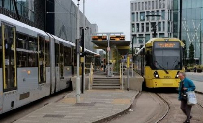 Tramvaiele groazei în Manchester: Un individ mascat a băgat spaima în călători, după ce a împrăştiat gaz în mijloacele de transport 