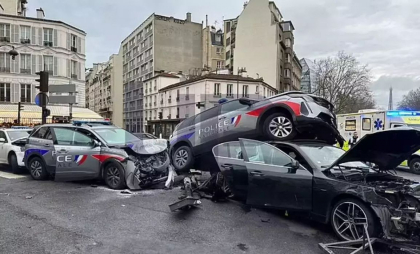 Momentul în care o urmărire de mare viteză pe străzile Parisului se transformă într-un carambol violent. 13 persoane, rănite, inclusiv 10 polițiști - VIDEO Momentul în care o urmărire de mare viteză pe străzile Parisului se transformă într-un carambol violent. 13 persoane, rănite, inclusiv 10 polițiști - VIDEO