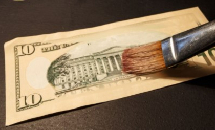 A pus în circulație bancnote false și a înșelat o persoană cu mai mulți bani. Un bărbat, condamnat la peste cinci ani de închisoare. Precizările PG A pus în circulație bancnote false și a înșelat o persoană cu mai mulți bani. Un bărbat, condamnat la peste cinci ani de închisoare. Precizările PG