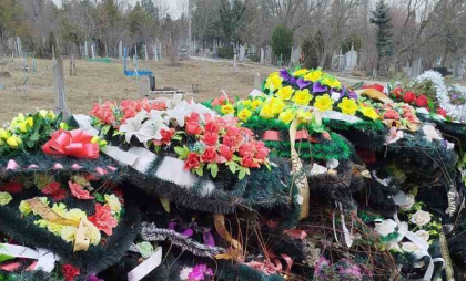 Dezbateri privind coroanele funerare artificiale: Ministerul Mediului, primari și reprezentanții Mitropoliei Moldovei și Basarabiei caută soluții pentru reducerea poluării Dezbateri privind coroanele funerare artificiale: Ministerul Mediului, primari și reprezentanții Mitropoliei Moldovei și Basarabiei caută soluții pentru reducerea poluării
