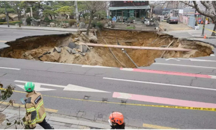 Momentul în care un crater se formează din senin și înghite un motociclist, surprins de o cameră de bord în Seul - VIDEO Momentul în care un crater se formează din senin și înghite un motociclist, surprins de o cameră de bord în Seul - VIDEO
