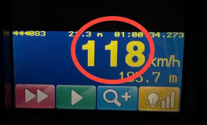 Un șofer ar putea rămâne fără permis de conducere, după ce a fost prins în timp ce se deplasa cu viteza de 118 km/h prin localitate Un șofer ar putea rămâne fără permis de conducere, după ce a fost prins în timp ce se deplasa cu viteza de 118 km/h prin localitate