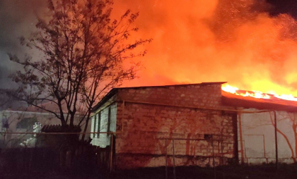 Peste 50 de de salvatori și pompieri au intervenit, după ce un depozit de materiale de construcție a luat foc, la Edineț. Precizările IGSU - FOTO Peste 50 de de salvatori și pompieri au intervenit, după ce un depozit de materiale de construcție a luat foc, la Edineț. Precizările IGSU - FOTO