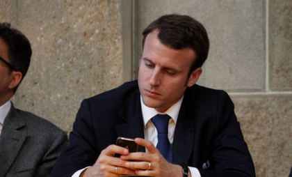 „Noua diplomaţie” a telefonului mobil. Cum ocolesc Trump, Macron şi Zelenski canalele oficiale de comunicare
