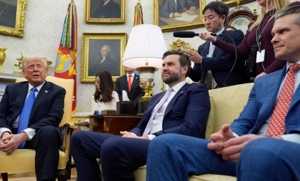 Trump și oficialii americani minimalizează breșa de securitate privind jurnalistul introdus din greșeală în grupul în care se discuta planul despre un atac militar Trump și oficialii americani minimalizează breșa de securitate privind jurnalistul introdus din greșeală în grupul în care se discuta planul despre un atac militar