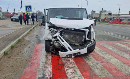 Accident la Comrat: Două persoane - transportate la spital, după ce mașinile acestora s-au ciocnit violent