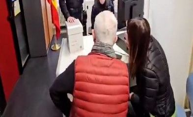 Mergea liniștit pe stradă și a dat peste o pungă cu 19.000 de euro aruncată la gunoi. Ce a făcut un bărbat din Spania când s-a văzut cu suma Mergea liniștit pe stradă și a dat peste o pungă cu 19.000 de euro aruncată la gunoi. Ce a făcut un bărbat din Spania când s-a văzut cu suma