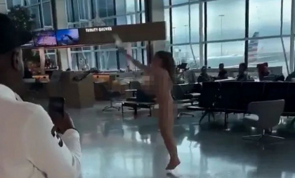  O femeie goală a provocat haos în aeroportul Dallas: a rănit cu un creion doi călători și a mușcat un manager de restaurant 