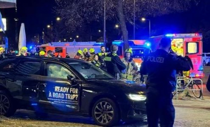 „Victime în masă” după ce o mașină a intrat în plin într-un grup de pietoni în Germania. Un polițist, printre răniți - VIDEO 
