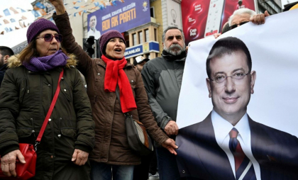 Turcia l-a reţinut și pe avocatul primarului arestat al Istanbulului. Ce acuzații i se aduc Turcia l-a reţinut și pe avocatul primarului arestat al Istanbulului. Ce acuzații i se aduc