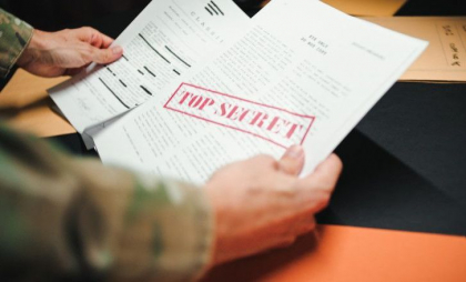Documente militare britanice secrete, găsite pe stradă de un bărbat care îşi parca maşina: „Am văzut nume pe bucăţi de hârtie, numere” Documente militare britanice secrete, găsite pe stradă de un bărbat care îşi parca maşina: „Am văzut nume pe bucăţi de hârtie, numere”