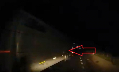 Clipe de groază pe un drum din România. Impact evitat la limită cu un autocar intrat pe contrasens - VIDEO