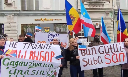 Câte 2 mii de ruble pentru 5 ore de protest. Mesaje dintr-un grup de WhatsApp, unde s-ar recruta oameni, care să o „sprijine” pe Guțul în fața ambasadei de la Moscova. Manifestația deja are loc - FOTO/VIDEO Câte 2 mii de ruble pentru 5 ore de protest. Mesaje dintr-un grup de WhatsApp, unde s-ar recruta oameni, care să o „sprijine” pe Guțul în fața ambasadei de la Moscova. Manifestația deja are loc - FOTO/VIDEO