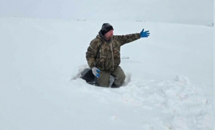 Un șofer care a fost prins sub troiene a avut un noroc teribil. A fost zărit la timp de un echipaj de salvare Un șofer care a fost prins sub troiene a avut un noroc teribil. A fost zărit la timp de un echipaj de salvare