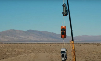 Honda a atârnat trei mașini de o macara ca să arate cât de rezistente sunt punctele de tractare - VIDEO Honda a atârnat trei mașini de o macara ca să arate cât de rezistente sunt punctele de tractare - VIDEO