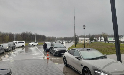 Aglomerație la vama Sculeni: Zeci de mașini așteaptă să iasă din țară. Recomandările polițiștilor de frontieră 