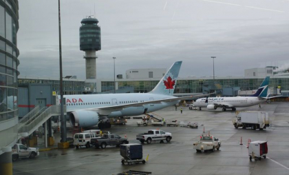 Canadienii nu mai vor să viziteze SUA după ce Trump a impus noi taxe comerciale. Scădere uriașă la rezervările pentru zborurile către Statele Unite