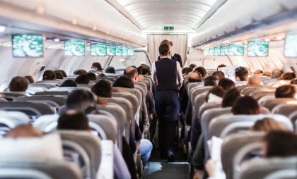 Un rus beat a mușcat și scuipat stewardesele, în timpul unui zbor. Bărbatul pleca în vacanță în Thailanda