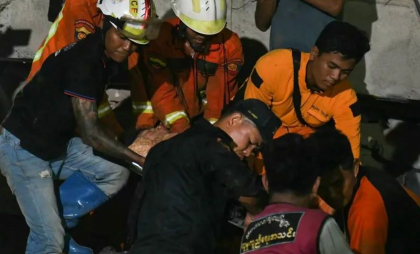 O femeie a fost scoasă în viaţă dintre dărâmături, după 30 de ore de la cutremurul din Myanmar - FOTO O femeie a fost scoasă în viaţă dintre dărâmături, după 30 de ore de la cutremurul din Myanmar - FOTO