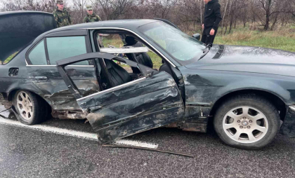 Accident la Sîngerei: O persoană a ajuns la spital, după ce mașina în care se afla s-a lovit cu o ambulanță
