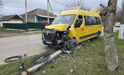 Accident la Ocnița: Un copil a ajuns la spital, după ce autobuzul școlar a derapat și s-a lovit într-un stâlp. Cum s-a întâmplat totul